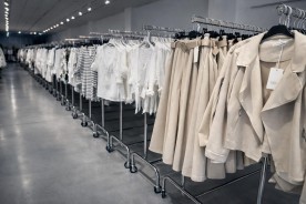 Hurtownia odzieży outlet – gdzie kupować towar do sklepu, butiku i sprzedaży online?